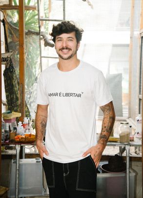 T-SHIRT BRANCA AMAR É LIBERTAR VIDA LIVRE